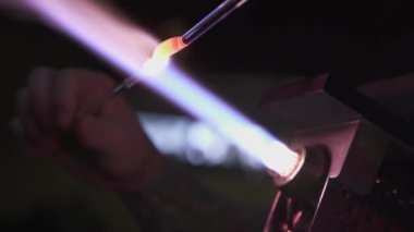 Erimiş cam. Cam fabrikası. Cam fabrikası üretim süreci. Cam ürünleri oluşturma süreci.