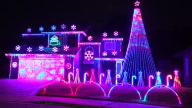 Evin Noel süsü. Noel ışıkları. Yüzü Noel çelengiyle süslenmiş. Yeni Yıl.