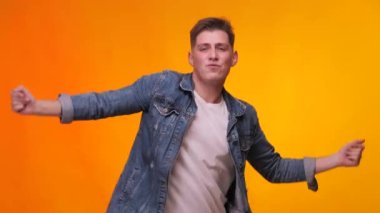 Dans eden adam. Mutlu adam dans ediyor. Parti, müzik, yaşam tarzı, radyo ve disko.