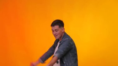Mutlu adam dans ediyor. Dans eden adam. Parti, müzik, yaşam tarzı, radyo ve disko.