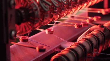 Tekstil makinesini kapatın. Dokuma tezgahındaki iplik çizgileri. Giysiler ya da dokuma tezgahı. Kumaş endüstrisi için dokuma makinesi.