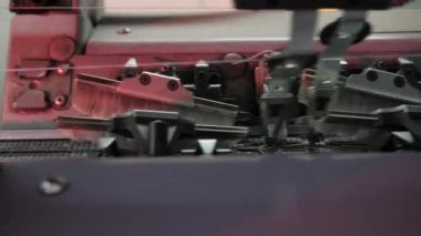 Tekstil fabrikasında otomatik makine. Endüstriyel kıyafet. Üretim. Giysiler ya da dokuma tezgahı. Robotik Ekipman, Otomatik Taşıyıcı Hattı.