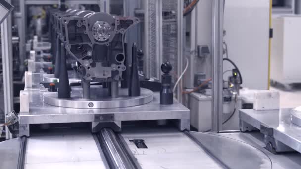 Máquina automatizada. Equipo robótico. Producción comercial en masa en la cinta transportadora automática de la línea de fábrica. — Vídeo de stock