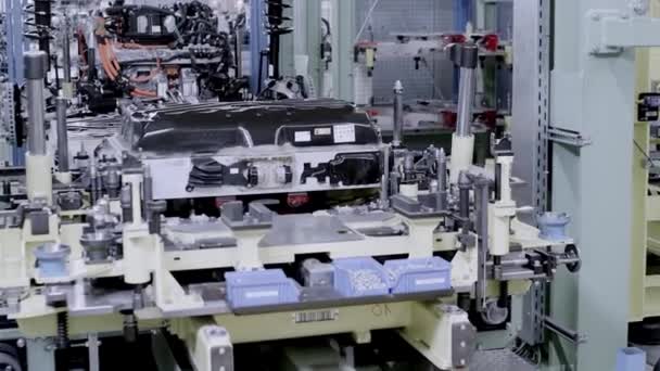 Sprzęt robotyczny. Automatyczna maszyna. Komercyjna masowa produkcja na automatycznym przenośniku taśmowym linii Factory. — Wideo stockowe