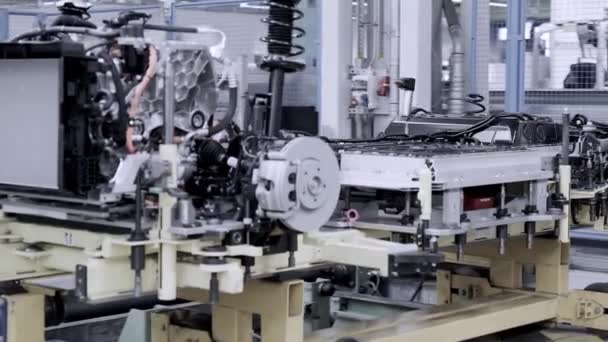 Komerční hromadná výroba na automatickém pásovém dopravníku výrobní linky. Robotické vybavení. Automatizovaný počítač. — Stock video