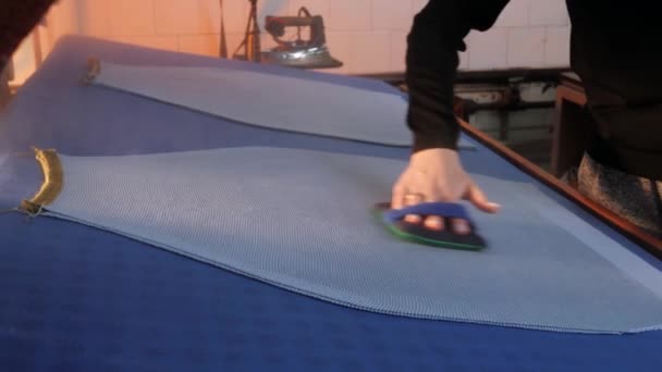 Textielfabriek. Mode zaken. Vrouw strijkijzers doek in de fabriek. Werken met textiel. Verzacht stoffen de stoom. Moderne stoomboot. — Stockvideo