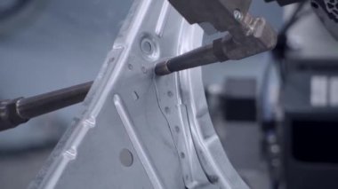 Otomatik makine. Robot teçhizatı. Bir araba fabrikasında montaj mağazası. Fabrika hattının otomatik taşıma bandında ticari seri üretim.