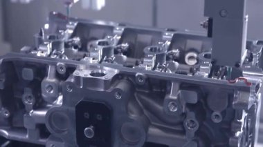 Fabrika hattının otomatik taşıma bandında ticari seri üretim. Robot teçhizatı. Otomatik makine. Endüstriyel.