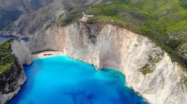 Resimli bir vadide Dağ Gölü. Su deposu. Turistler. Gezginler.