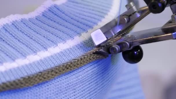 Fabricação de roupas Alfaiataria. Máquina de costura têxtil industrial automatizada. Produção de peças de vestuário de malha. Fábrica de tecidos. — Vídeo de Stock