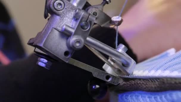 Kläder gör. Tygfabrik. Automatiserad industriell textilsymaskin. Tillverkning av stickade plagg. — Stockvideo