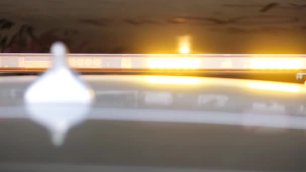 Biztonsági és védelmi emberek. Rendfenntartó vagy sürgősségi jármű. Rendőrjárőr. Autó a bűnügyi helyszínen és villogó fények. — Stock videók