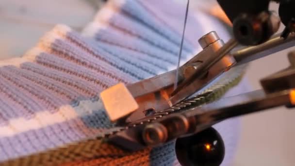 Produção de peças de vestuário de malha. Fábrica de tecidos. Fazendo Roupas. Máquina de costura têxtil industrial automatizada. — Vídeo de Stock