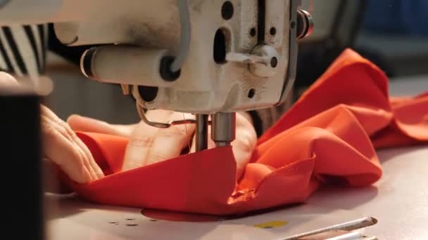 Fazendo Roupas. Mãos femininas a trabalhar no Tailoring. Fábrica de tecidos. Máquina de costura têxtil industrial. — Vídeo de Stock