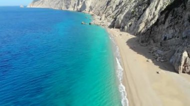 Güzel turkuaz kristal berrak su ve boş sahildeki beyaz kum ve kayaların havadan görüntüsü..