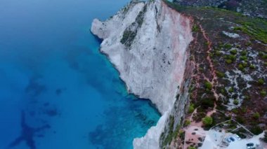 Akdeniz 'de. Güzel turkuaz kristal berrak su ve sahil şeridinin havadan görünüşü. Plajda beyaz kum ve kayalar..
