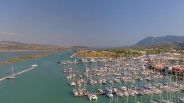 Yat Kulübü. Limandaki rıhtımlarda beyaz yatlar, hava manzaralı. Sahil marinası.