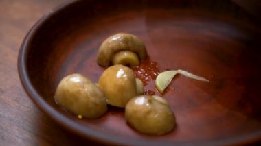 Harika gönderi. Hızlı borç ver. Şampiyon mantarı. Mantar turşusu, aperatif. Sebzeler. Agaricus campestris.