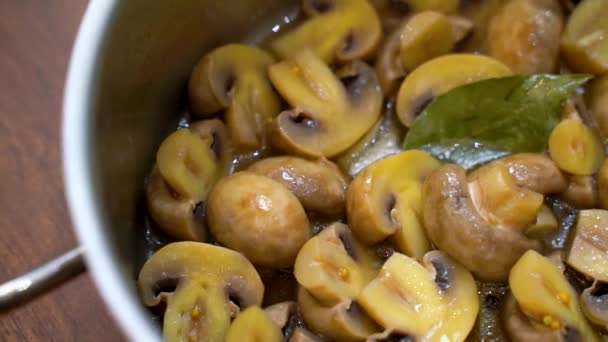 Zelenina. Champignone. Nakrájené houby, předkrm. Skvělý příspěvek. Půst rychle. Agaricus campestris. — Stock video