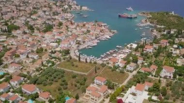 Limandaki rıhtımlarda beyaz yatlar, hava manzaralı. Sahil marinası. Yat Kulübü.