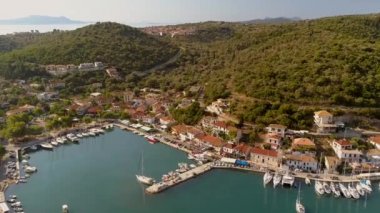 Yat Kulübü. Limandaki rıhtımda beyaz yatlar, sahil marinası. Hava görünümü.