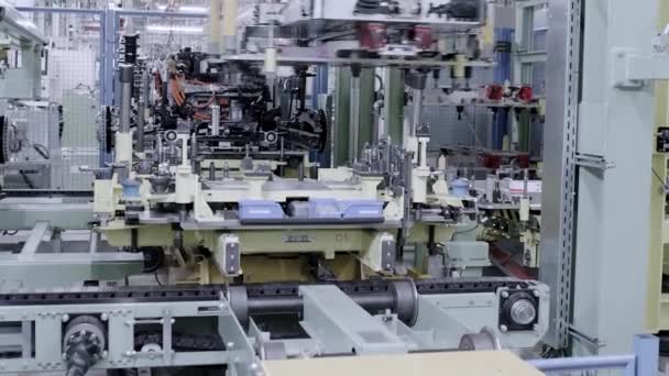 Automatiserad maskin. Kommersiell massproduktion Monteringsverkstad på en bilfabrik. Automatiskt transportband av fabrikslinjen. Robotutrustning. — Stockvideo