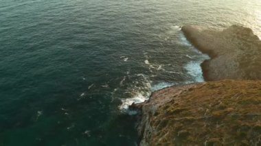 Su ve kayaların havadan görünüşü. Seyahat, turizm.