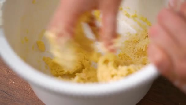 Il processo di produzione di prodotti di pasta dolce. impastare la pasta biscotto. Mescolare burro e zucchero in una ciotola. — Video Stock