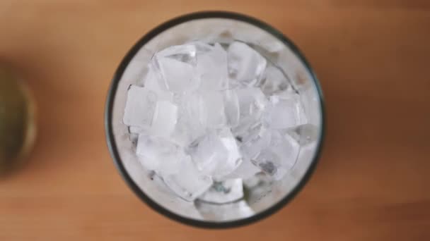 Led do sklenice. Horní pohled na výrobu limonády. Nealkoholický koktejl mojito. — Stock video