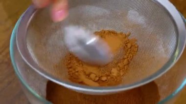 Kakao tozu süzgeci hazırlıyorum. Fırın. Sıcak çikolata.