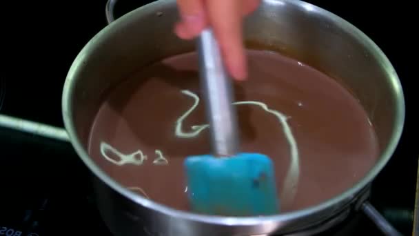 Chocolate caliente con malvavisco. Cacao marrón caliente. Bebida, comida dulce. — Vídeo de stock