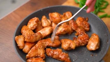 Zararlı Yemek Pişirmek. Fastfood. Tavada baharatla kızartılmış yağlı tavuk, abur cubur.