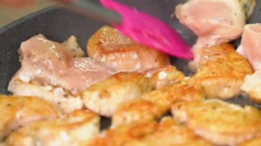 Kızarmış tavada kızarmış tavuk eti parçaları. Yağda Tavuk Pişirmek. Kıtır kıtır et. Altın Renk. Zararlı Yemek Pişirmek. Fast Food.