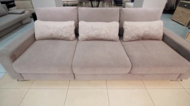 Boş modern kanepe. Mobilya dükkanı. Otelin içi. Evde kimse yokken boş bir odada rahat bir kanepe..