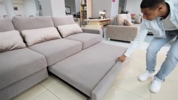 Sofá moderno vacío. Tienda de muebles. Sofá confortable. Dobla el sofá. Sofá empotrado — Vídeos de Stock