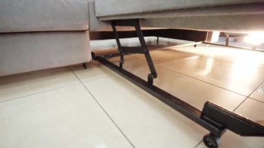 Boş modern kanepe. Mobilya dükkanı. Otelin içi. Rahatlamak için rahat kanepe, rahatlamaya hazırlanmak için.