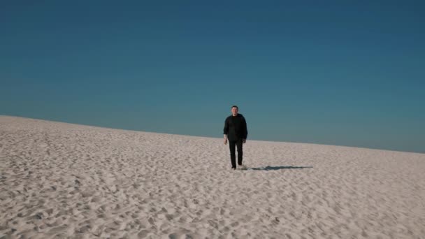 Un tipo caminando descalzo en la playa con arena blanca. viajes, turismo, soledad. — Vídeos de Stock