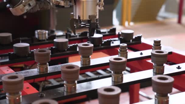 Robotic Arm na linii produkcyjnej. Urządzenia przemysłowe. Przemysłowa linia produkcyjna maszyn Przenośnik. — Wideo stockowe
