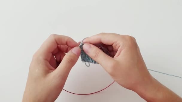 Lavorare a maglia. Ferri a maglia. Mani lavorate a maglia. Vista dall'alto, primo piano. Artigianato hobby del lavoro manuale. — Video Stock