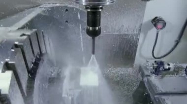 Endüstriyel ekipman. Üretim hattında robot kolu. Endüstriyel makine üretim hattı taşıyıcısı.