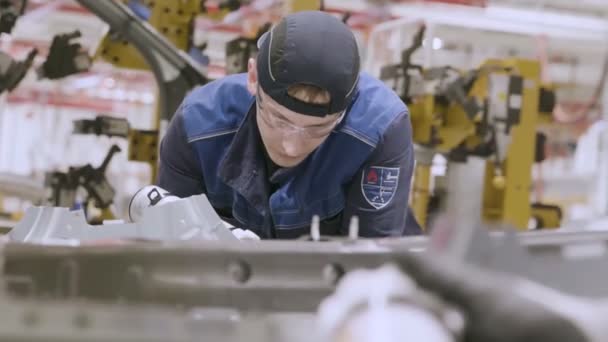 Retrato de Ingeniero Profesional de Industria Pesada. Soldadura por puntos de la pieza del coche celebrada en la fábrica de fabricación de automóviles. — Vídeo de stock