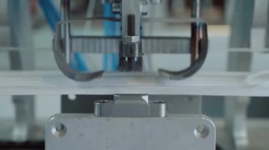 Yüz maskesi üretimi. Tıbbi maske üretimi. Tıbbi giysi üretiminde taşıyıcı bant.