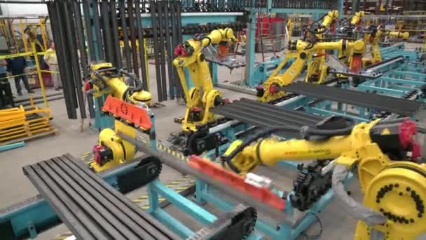 로봇 장비. 자동화 된 기계. 산업 공장 기계. 금속 부품에 의한 현대 산업 생산. — 비디오