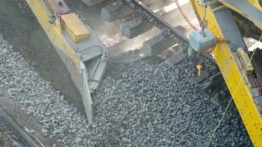 Yolların inşaatı. Asfalt-beton fabrikası. Molozlu ezici. Taşıyıcı Moloz 'u hareket ettirir.