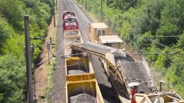Yolların inşaatı. Çakıl taşlı taşıma bandı. Asfalt-beton fabrikası. Yıkıntılı ezici.