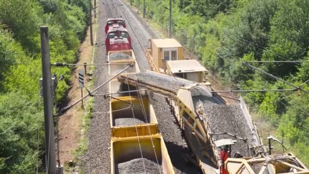 道路的建造。输送带与砾石。沥青混凝土工厂。带碎石的破碎机. — 图库视频影像