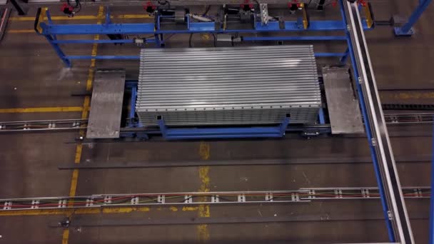 상업적 대량 생산. 자동화 된 디스크 회전식 기계. 공업 공장 기계. — 비디오