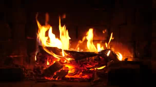 El fuego está ardiendo en la Chimenea. Hearth. Calidez y comodidad en el hogar. Las llamas en la casa de campo. — Vídeos de Stock