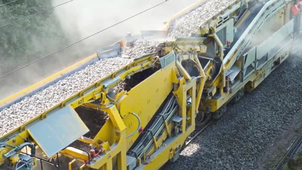 Courroie transporteuse avec gravier. Construction de routes. Usine d'asphalte-béton. concasseur à décombres. Le convoyeur déplace les décombres. — Video