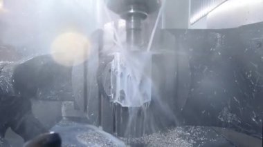 Endüstriyel ekipman. Üretim hattında robot kolu. Endüstriyel makine üretim hattı taşıyıcısı.